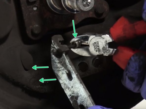 Pincer le ressort avec une pince coupante en bloquant le câble, faites alors pivoter et retirer le