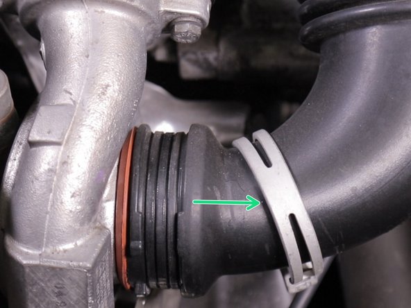 A l'aide de la pince multiprise pincer le collier de l'admission de turbo et placer sur le coté