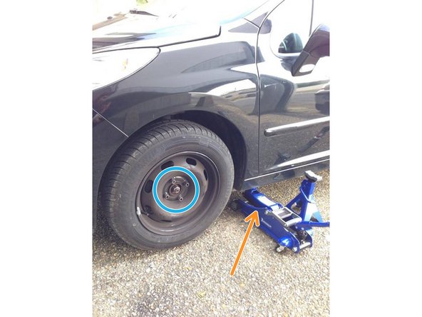 
Set up and runscrew the 4 nuts of your wheel.

