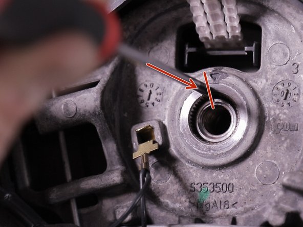 Pour cela, un repère est indiqué sur la direction, saisissez un tournevis plat et un marteau puis marquez le volant du même repère, bien droit à celui de la direction