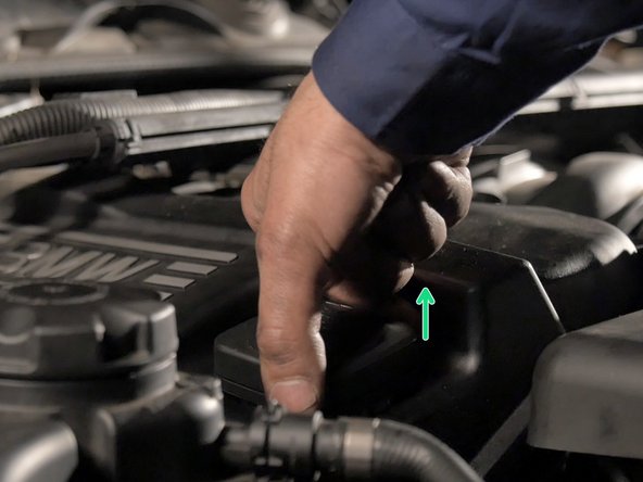Ouvrir le bouchon de remplissage d'huile moteur et le retirer en tirant dessus
