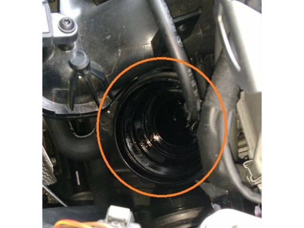 Nettoyer l'intérieur de la cloche du filtre à huile et replacer le filtre neuf (RAPPEL : il faut huiler les joints avant la remise en place) Visser jusqu'au contact et exercer une légère pression, c'est tout, c'est le joint qui fait l'étanchéité pas la force de vissage.