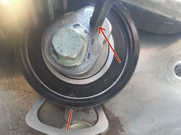 Avec une clé Allen de 6 , faire tourner vers la gauche le tendeur jusqu’à faire coïncider le taquet avec l'ergot puis bloquer la vis