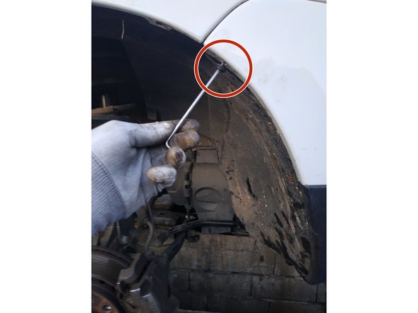 remettre le pare-boue en place et visser la vis côté passage de roue à l'aide de la clé torx T20