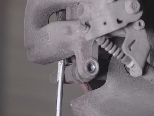 Retirer l’étrier si besoin aidez vous du tournevis plat pour le débloquer