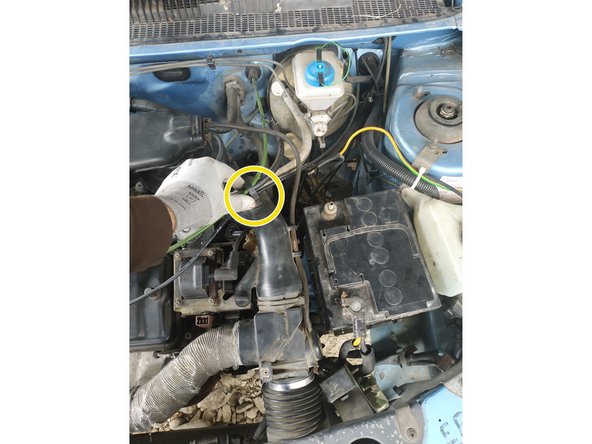 remettre les câbles de starter et d'accélérateur dans le passe-fil et verrouiller l'agrafe