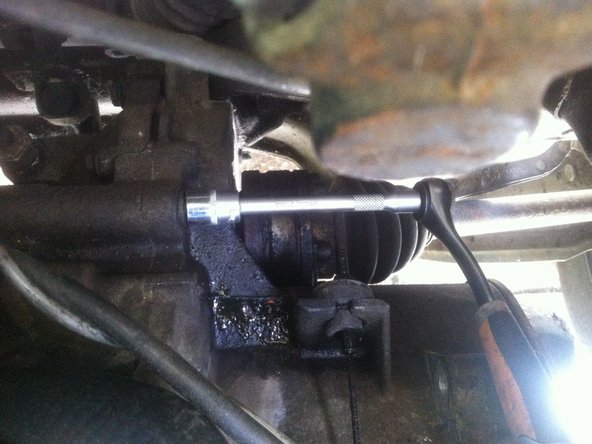 Utilisez une clé à œil de 13 pour bloquer l'écrou du boulon.