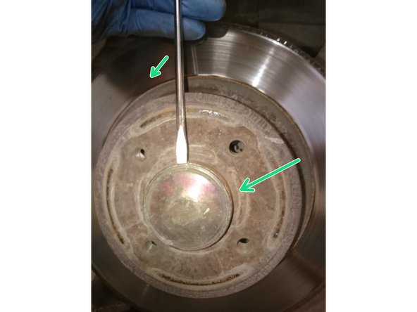 Enlever le cache de protection du moyeu avec ou tournevis ou burin plat en faisant levier, il faut obligatoirement changer ce cache à neuf. Photo 1