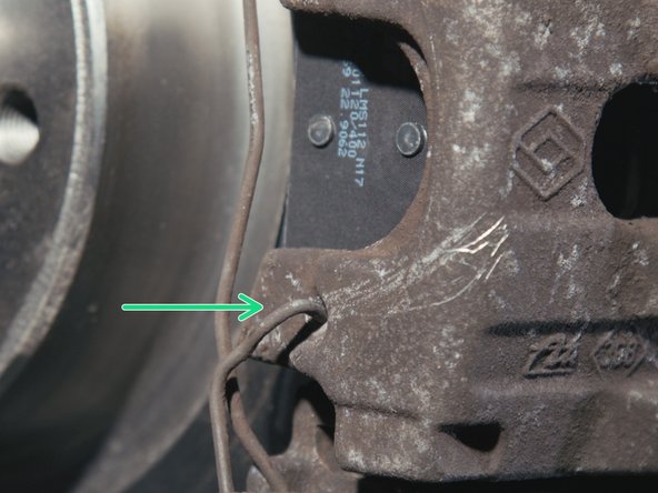 Tapoter avec le marteau pour l'enfoncer