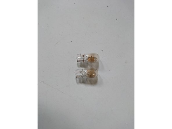 Vérifier que la nouvelle ampoule correspond à l'ancienne