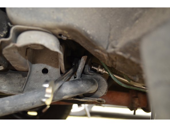 A l'aide de 2 clés de 13mm retirez le boulon.