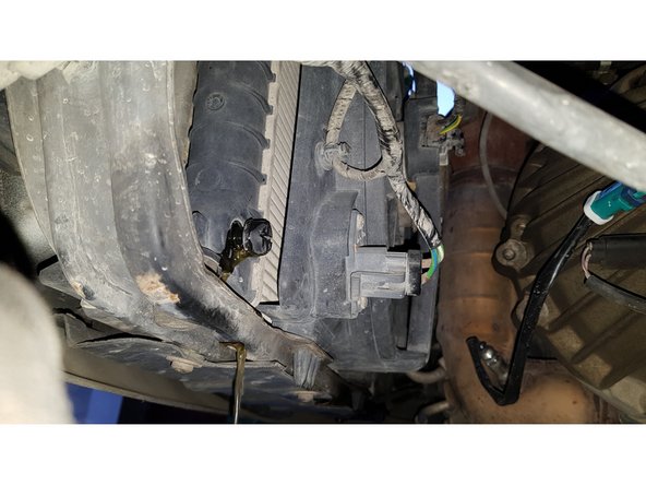 Dévissez entièrement le bouchon de vidange pour purger le circuit.