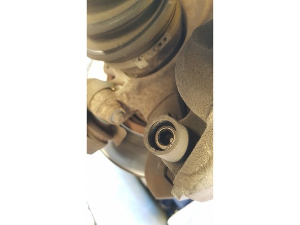 Une fois les capuchons retirés vous avez accès aux 2 vis.