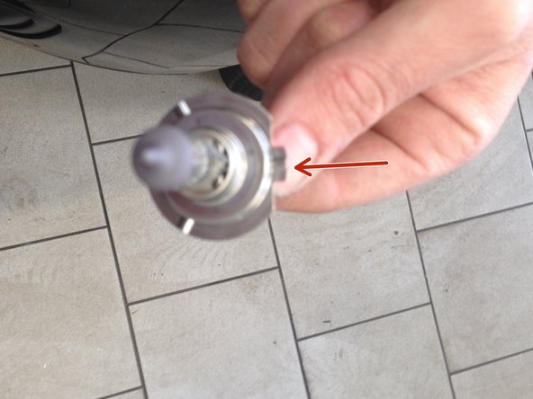 Remplacer l'ampoule en prenant soin de la replacer dans le bon sens en faisant attention a la petite patte