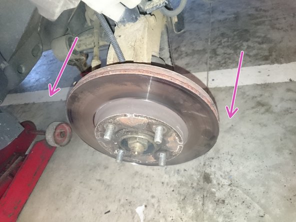 Tirer le disque vers l'extérieur, s'il est grippé on peut le débloquer en tapant légèrement avec un maillet.