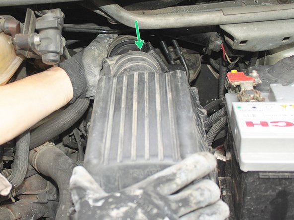 Repositionner le couvercle de boite à air sur la boite à air et remboiter le tuyau d’air sur le débitmètre