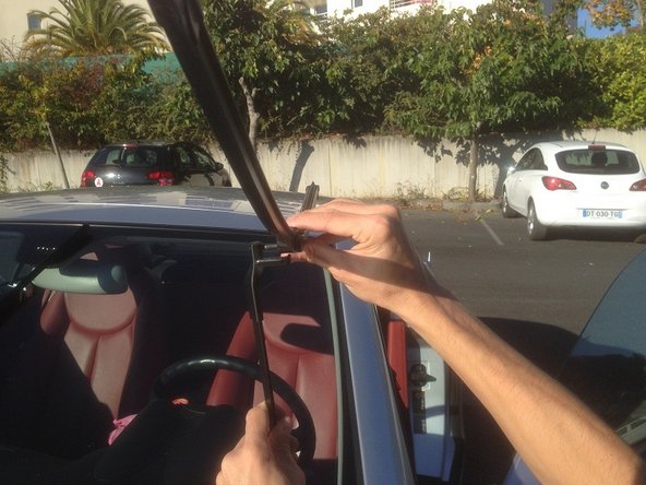 Puis tirez l'essuie-glace pour le dégager de son axe.