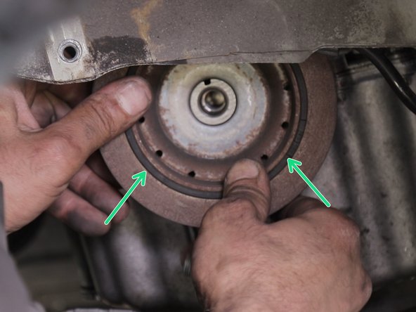 Reposer la poulie damper sur le pignon du vilebrequin