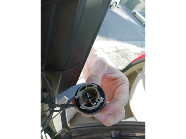 Mettez la nouvelle ampoule en place, puis replacez-la dans son logement.