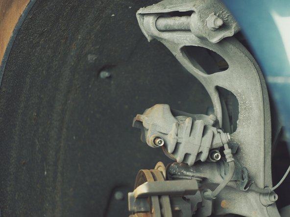 Placer l'étrier sur la jambe de force ou accrochez-le pour ne pas abîmer le flexible de frein