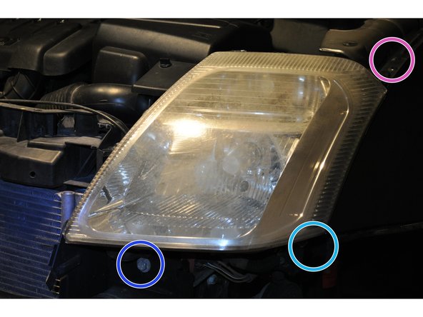 Repérer les 3 points de fixation de chaque phare.