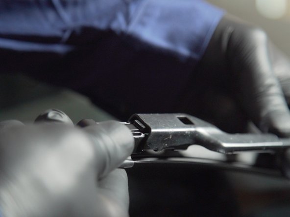 Pour reposer le nouveaux balais il vous suffit de l'emboîter dans son bras