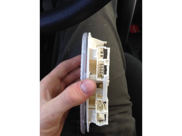 Une fois avoir clipsser le plastique transparent sur le plafonnier, brancher le connéctique en respectant simplement son sens.