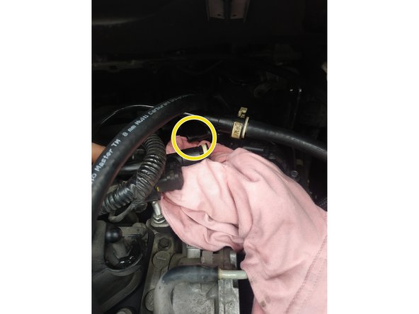 brancher l'outil de purge entre la durite d'arrivée de gasoil et le filtre (flèche rouge dans l'étape précédente)