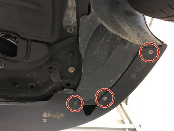 Deviser les 6 vis de T20 des passage de roues en dessous du véhicule