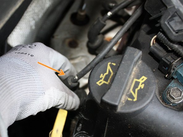 Rebrancher le fil haute tension en veillant à bien le clipser.