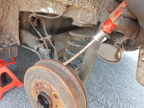 Donner des petits coups de marteau pour aider à débloquer le tambour.