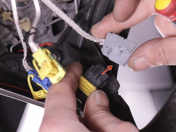 Débrancher le connecteur gris en l'écartant de son emplacement