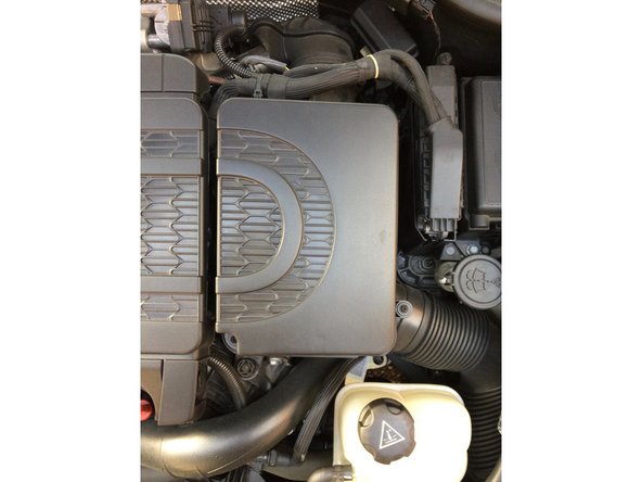 refermer le couvercle du filtre en prenant soin de le clipser dans les encoches  et remettre les vis cruciformes