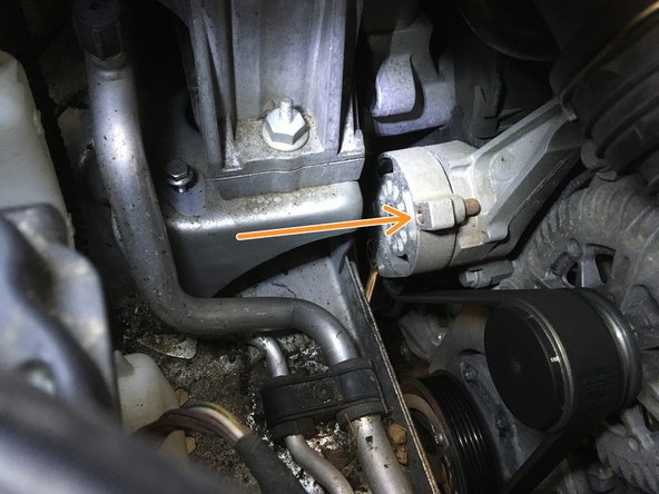 Insérer une pige pour bloquer le galet tendeur afin de retirer la courroie