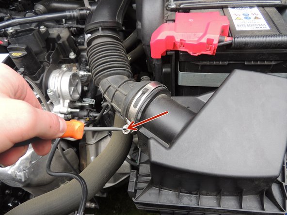 Resserrer le collier à l'aide d'un tournevis plat.