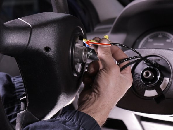 Faire passer les connecteurs dans le trou du volant