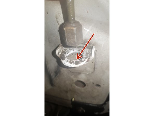 Faites coïncider le méplat de la tête du flexible avec le côté plat du support.