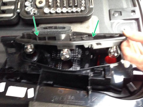 Vous pouvez maintenant&quot; changer l'ampoule que vous désirez''', pour cela tournez l'ampoule en appuyant délicatement dessus.