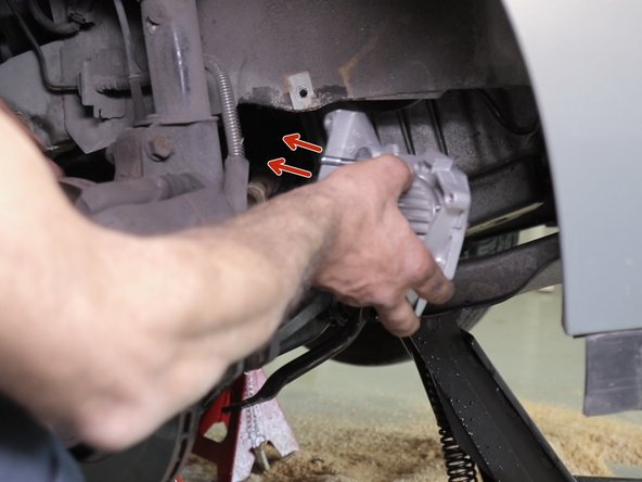 Insérer la pompe à eau par le bas du moteur pour un meilleur accès