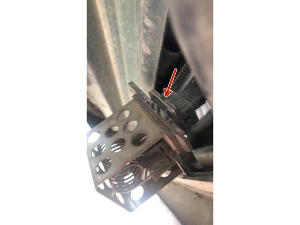 Débrancher la en appuyant sur le petit clips métalliques de la connectique