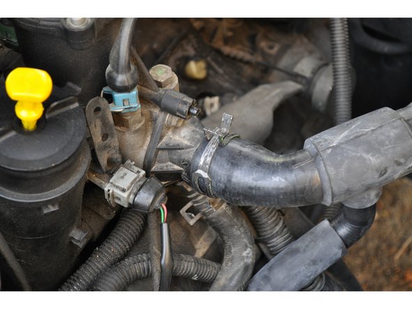 Faire de même sur l'autre bout de la durite avec le collier de serrage