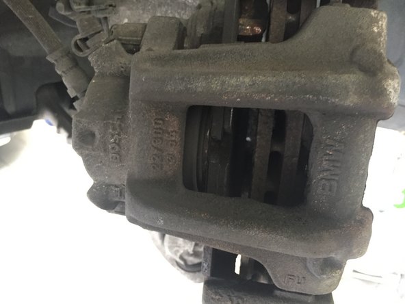 Repousser le piston à l'aide d'un tournevis pour facilité le retrait de l'étrier