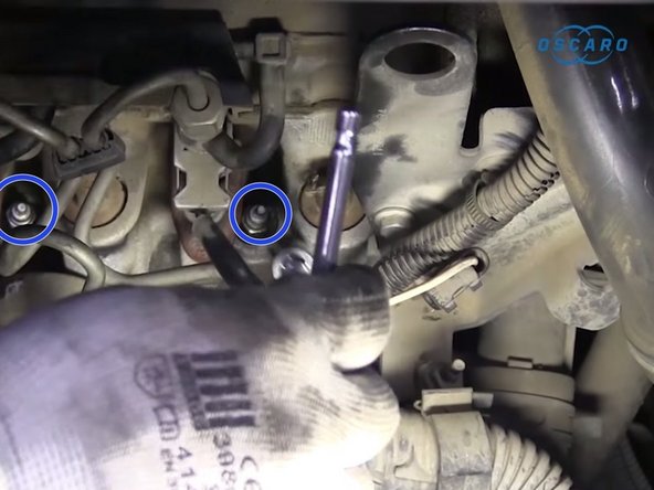 Revisser les 4 bougies à la main puis avec la clé dynamométrique