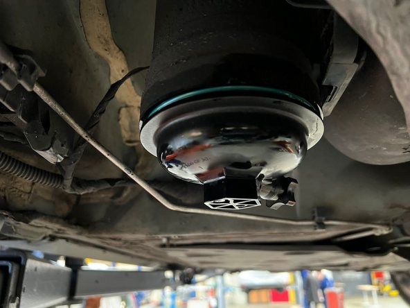 donc voici le nouveau filtre a huile que l'on va placer il a déjà un nouveau joint intégré qui est venue directement avec dans la boite on reprend le cliquet et la douille adaptée pour le visser et on fait attention a bien le serrer pour que ils soit étanche