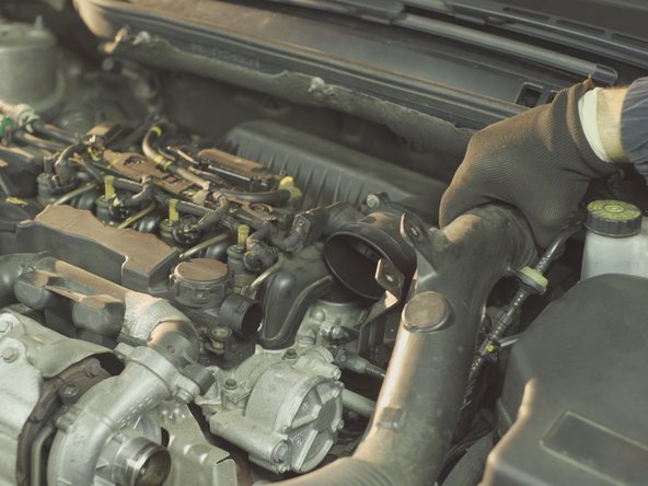 Enlever la durite d'air en tirant de dessus.