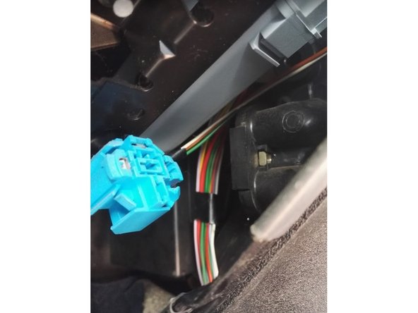 Déclipser la bride en plastique