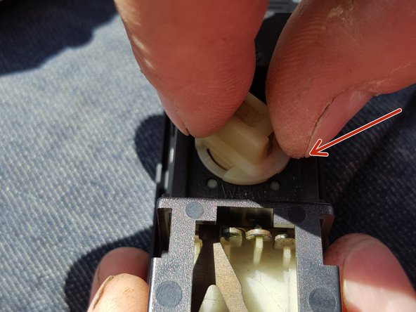 Visser le support d'1/4 de tour sur le plafonnier