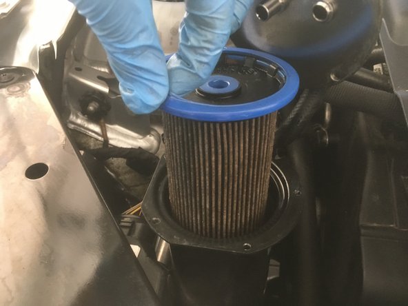Retirer l'ancien filtre à carburant en le tirant vers le haut