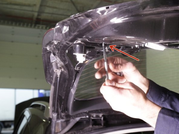 Revisser les 3 vis retenant le feux