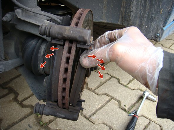 Tirer sur le haut de chaque plaquettes pour la dégager de son support (lame de ressort)